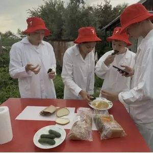 Юные пчеловоды взяли свой первый мед! 🍯🐝