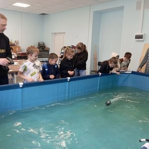 ☀️ Педагоги Дворца организовали уникальные образовательные площадки для детей из городских лагерей. Мастер-классы, квесты, наука и искусство — вот чем дышит наш Дворец в июне.