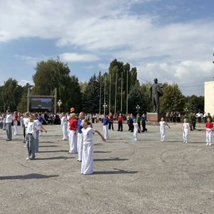 1 сентября в нашем городе прошли праздничные мероприятия, посвящённые началу нового учебного года. Ярким дополнением к празднику стали творческие и познавательные площадки, подготовленные педагогами дополнительного образования Дворца творчества детей и мо