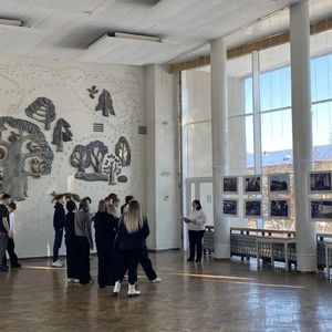 С 20 января 2026 года учащиеся образовательных организаций нашего города посещают фотовыставку «2022-2025: Специальная военная операция глазами фотокорреспондентов «Российской газеты»», которая открылась во Дворце творчества детей и молодёжи.