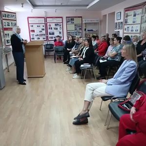 Сегодня во Дворце творчества детей и молодежи состоялось первое в этом году производственное совещание, которое открыла начальник Департамента образования Светлана Витальевна Чернышева.