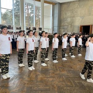 В Дворце творчества состоялся городской смотр строя и песни «Парад экипажей» среди обучающихся 2–4 классов. Мероприятие объединило лучшие школьные команды Заречного — победителей отборочных этапов в своих образовательных организациях.