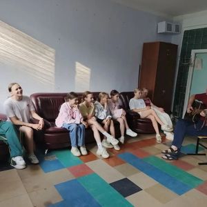 10 июня Во Дворце творчества детей и молодежи состоялось теплое и душевное мероприятие «Вечерний квартирник». Ламповые посиделки с гитарой провел педагог Журавлев Олег Александрович.